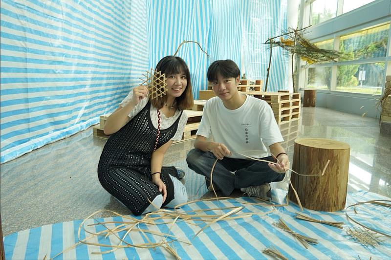 韋翔玟(左)及陸昱暐(右)都表示,透過今年度的金岳部落田野調查與策展,他們深刻理解團隊合作的重要性。