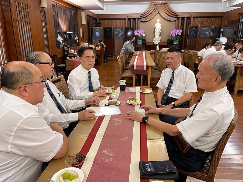 慈濟醫療法人執行長林俊龍（右1）、花蓮慈濟醫院林欣榮院長（左3）、陳星助副院長（右2）、資深顧問許文林（左2）與慈濟東區人醫會總幹事林永森召開醫療應變會議。