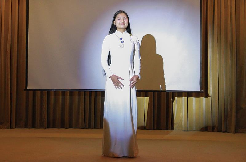 元培越南籍學生身穿傳統服飾，穿戴藝術家項鍊作品走秀