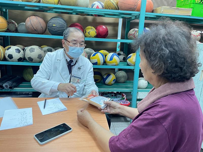 花蓮慈院院長室資深顧問許文林醫師現場幫70多歲的徐阿嬤開立止痛藥物及酸痛貼布緩解傷痛。