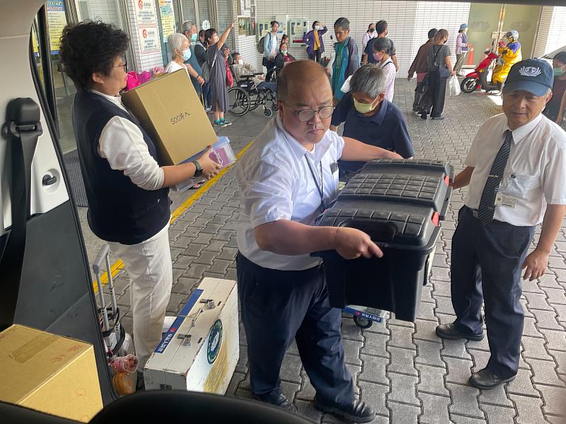 花蓮慈院護理部督導周英芳（左）、慈濟東區人醫會總幹事林永森與團隊行前準備醫療物資。