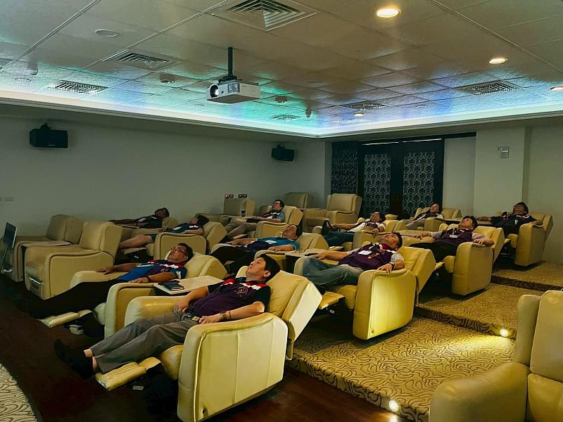 成員參觀健康照護管理學院「樂活館」的設備體驗