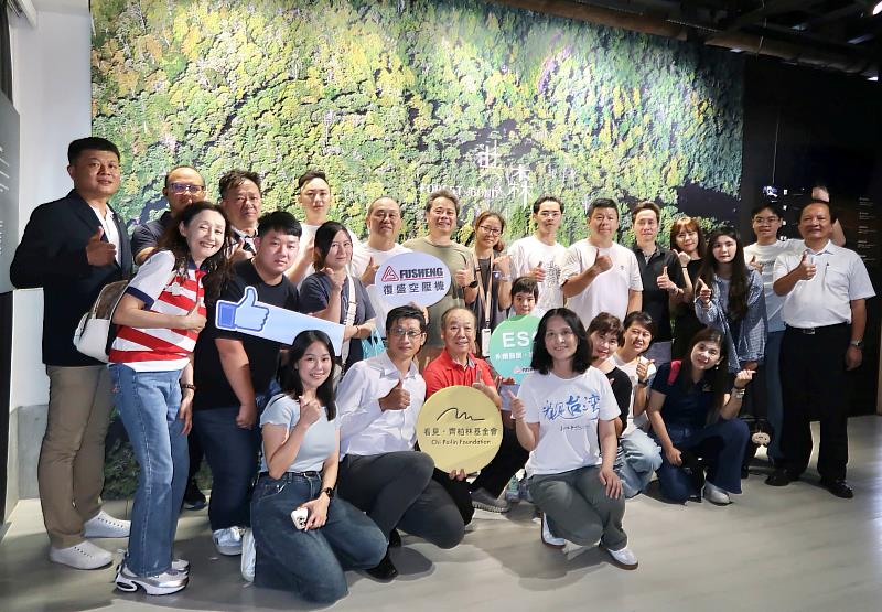 復盛全體同仁於展館入口處合影