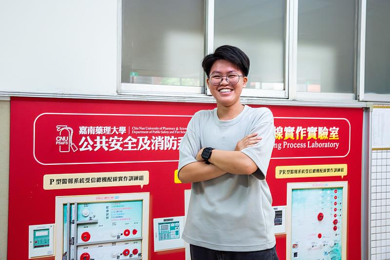 嘉藥陳昭諼感謝蘇銘宏老師的鼓勵，讓她順利通過「消防警察人員四等特考」