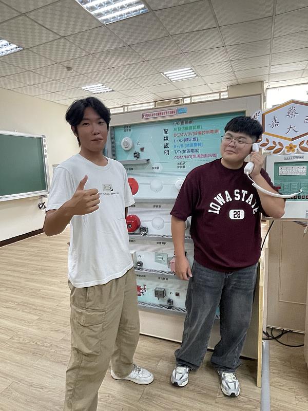 破紀錄考取「消防設備士」的黃奕銘（左）感謝學長陳漢廷（右）的伴讀