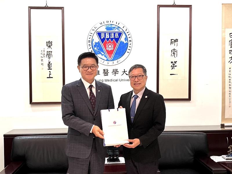 高醫大余明隆校長（右）歡迎南韓漢陽大學李基晶校長到訪