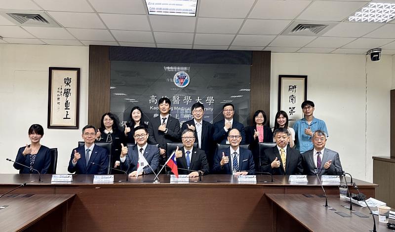 南韓漢陽大學李基晶校長(左3)率金翰成國際長及團隊訪問高醫大