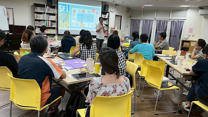 課程邀請高雄市家庭教育輔導團召集人與輔導員們擔任講師,帶領學員深入探討學校家庭教育的核心價值與實踐策略。