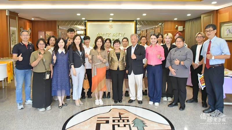 僑務委員會委員長徐佳青、簡任視察楊慧萍與樹德家商師生合影