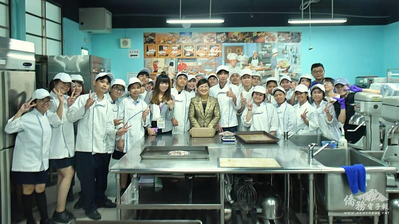 徐佳青與六信高中烘焙科師生合影