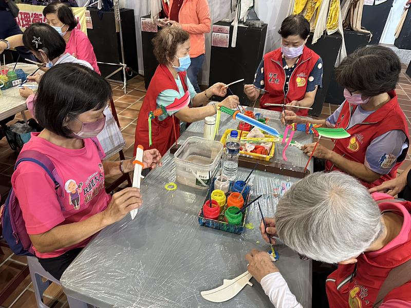 嘉義縣心理健康月,長者藝術創作活動溫馨登場