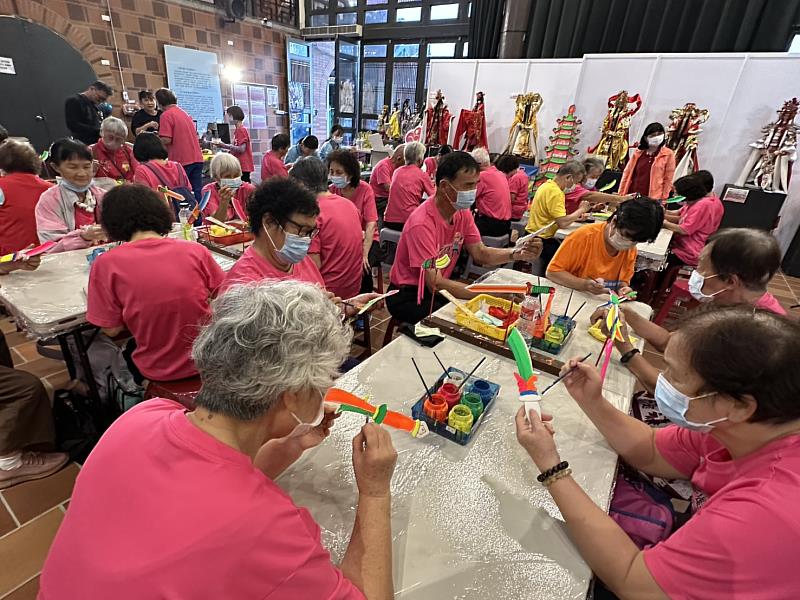 嘉義縣心理健康月,長者藝術創作活動溫馨登場