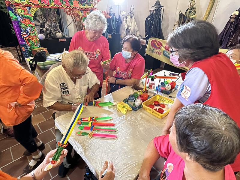 嘉義縣心理健康月,長者藝術創作活動溫馨登場