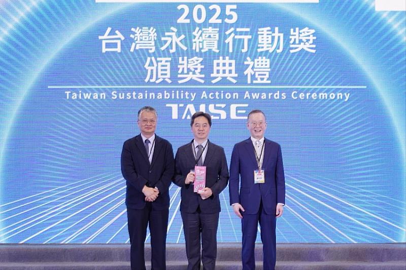 東吳大學榮獲2025台灣永續行動獎「銀獎」,由副校長王世和代表領獎。