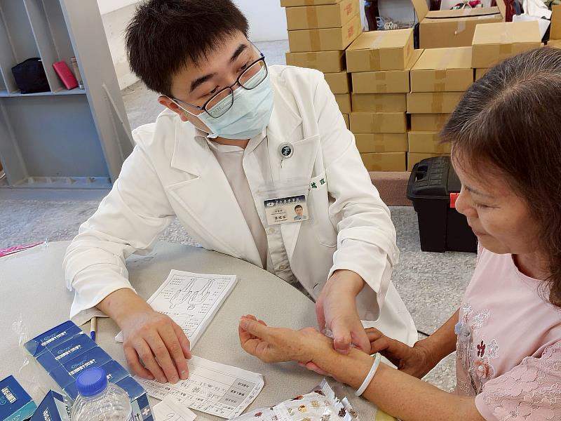 本身就是光復鄉子弟的黃繻誼中醫師特地回到家鄉盡一份心力，現場教導鄉親按壓神門穴。
