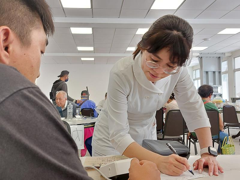 葉惠玲專科護理師是嫁來花蓮的光復媳婦,得知醫院要組建醫療隊,馬上報名第一梯次,巧合的是醫療站場地還是她結婚時的婚宴場地。