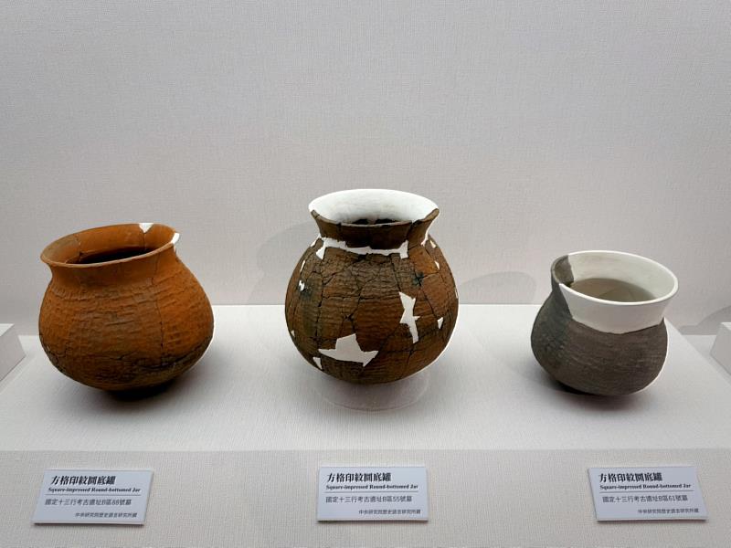 首次展出方格印紋圜底罐、圈足罐等11件十三行遺址出土文物。