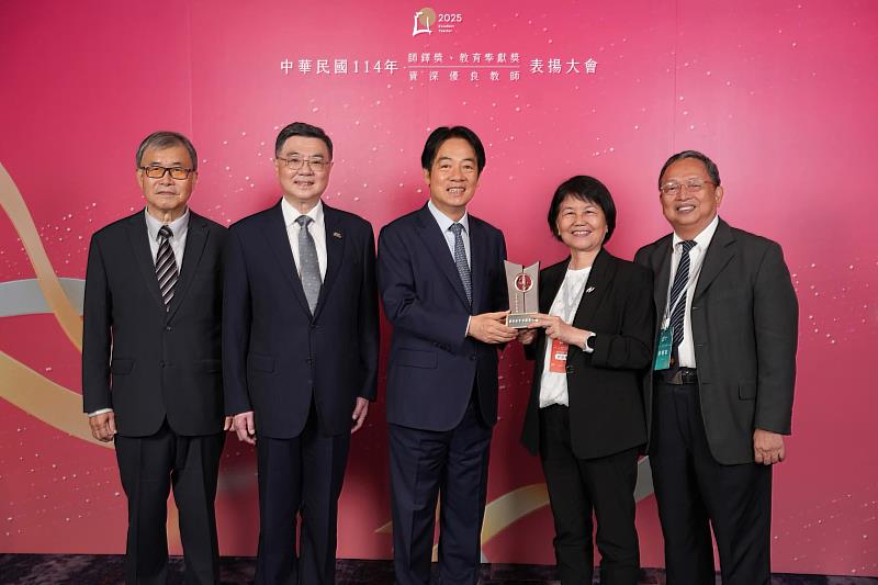 賴清德總統（中）頒發「資深優良教師獎」，給亞大醫健學院院長胡淑貞（右2），與行政院長卓榮泰（左2）、教育部長鄭英耀（左1）等合影。