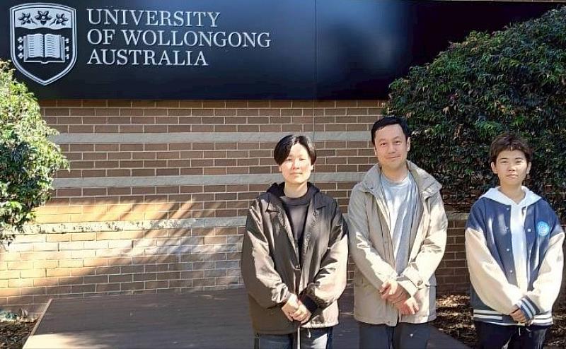 澳洲伍倫貢大學Winson Lee教授（中），與亞大商品系洪禹安（左）、李依庭（右）同學合影。