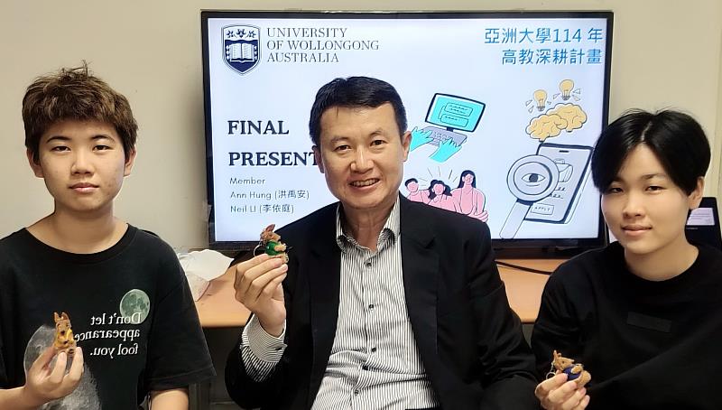 亞大商品系主任龍希文主任 (中)，與洪禹安（右）、李依庭（左）同學，討論到澳洲研習規劃。