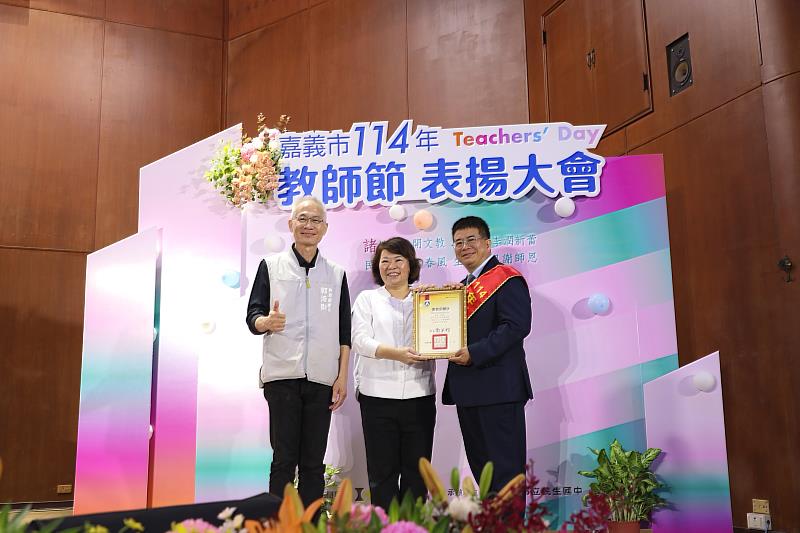 何憲昌校長獲師鐸獎