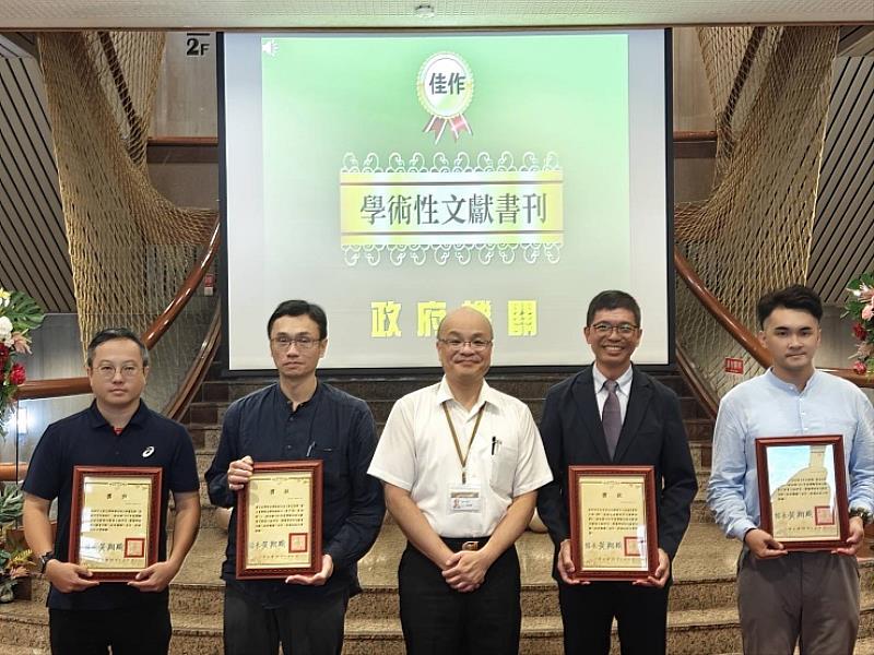 圖2 客委會客發中心出版品榮獲「114年度出版文獻書刊獎優等獎及佳作佳績」，各單位獲獎代表合影