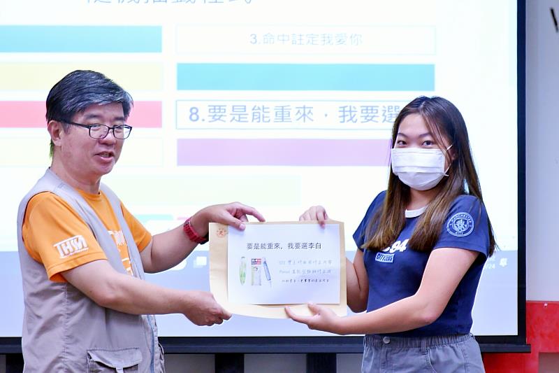 南華大學文學系感謝師恩，以創意逗趣表心意，陳旻志副教授(左)獲學生頒贈「三刀流堅毅獎」。
