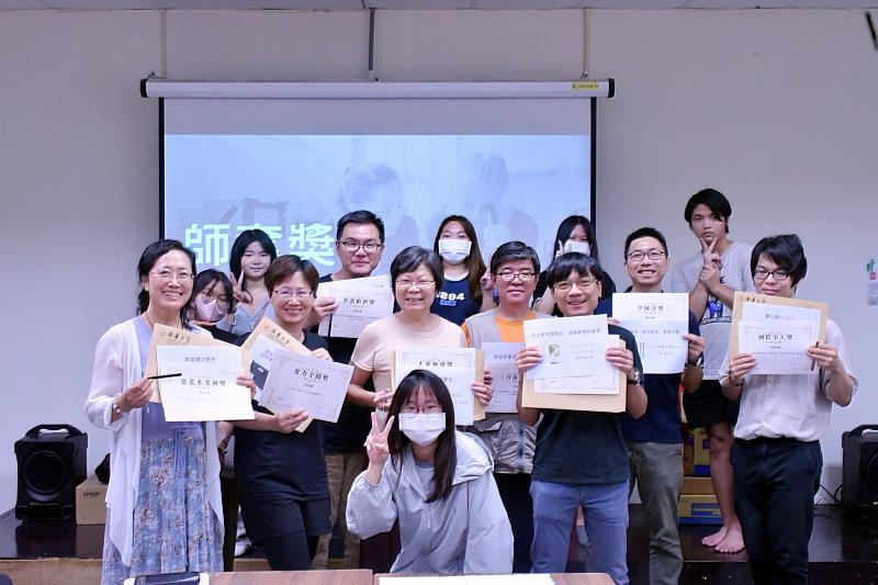 南華大學文學系感謝師恩，以創意逗趣表心意，系學會幹部與師長合影。
