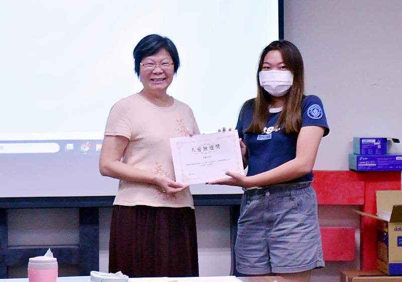 南華大學文學系感謝師恩，以創意逗趣表心意，鄭幸雅主任（左）獲學生頒贈「大愛無邊獎」。