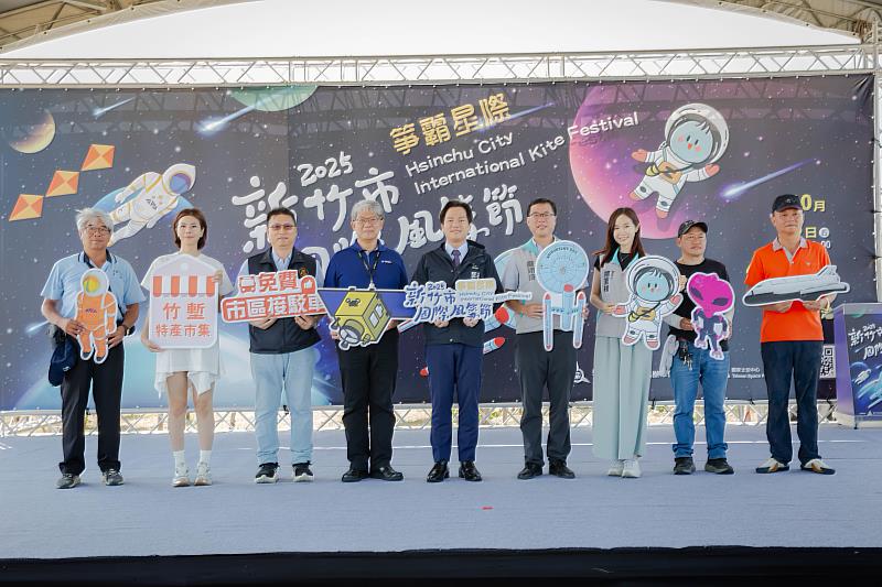 新竹市政府今日舉辦行前記者會，邱臣遠代理市長與來賓們大合影