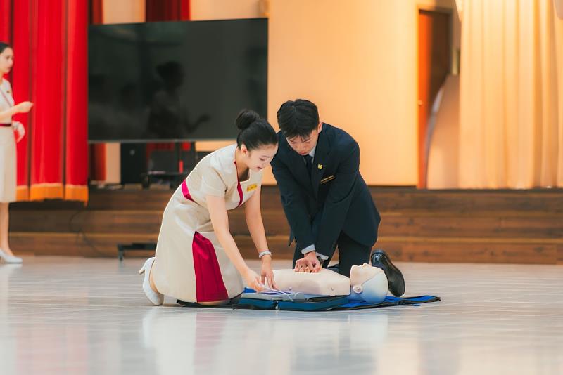 文藻親善大使自今年6月起展開密集培訓，課程涵蓋儀態形象、專業禮賓及基本救命術（BLS）證照訓練，展現學生多元能力與服務的精神。