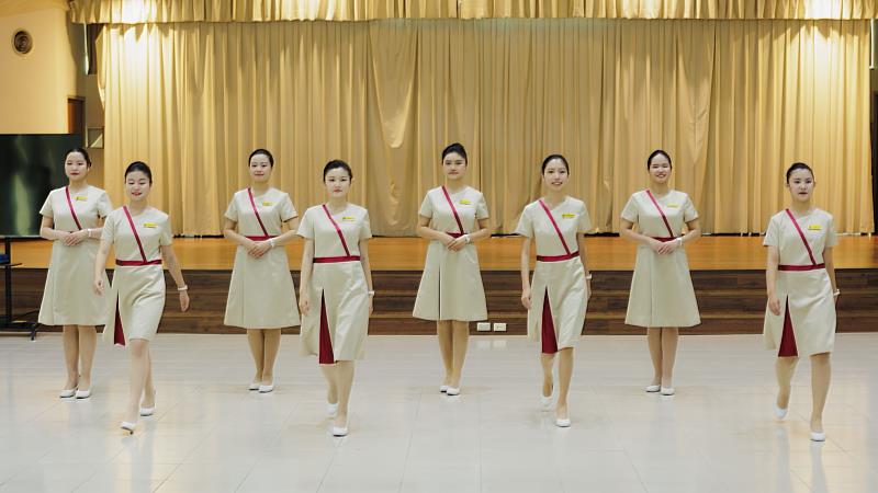 為執行國慶接待任務，文藻外大特別訂製全新的禮賓服飾，服裝整體色澤以香檳金為主，展現高貴典雅的氣質，而紅色絲帶則象徵熱情，將南台灣高雄特有的人情味表露無遺。