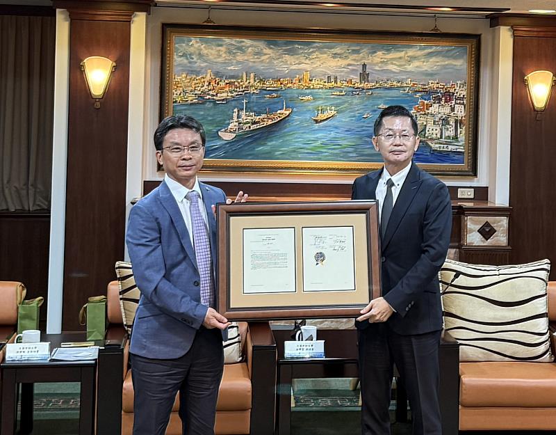 文藻外大林耀堂副校長（左）代表轉交由美國奧勒岡州眾議員保羅・伊凡斯推動並通過的最新法案「House Bill 2649（HB 2649）法案紀念牌」，由高雄市政府郭添貴秘書長（右）代表接受。