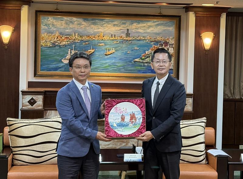 高雄市政府郭添貴秘書長（右）代表致贈市府紀念瓷盤予文藻外語大學，象徵市府與學校的合作情誼，由林耀堂副校長（左）代表接受。