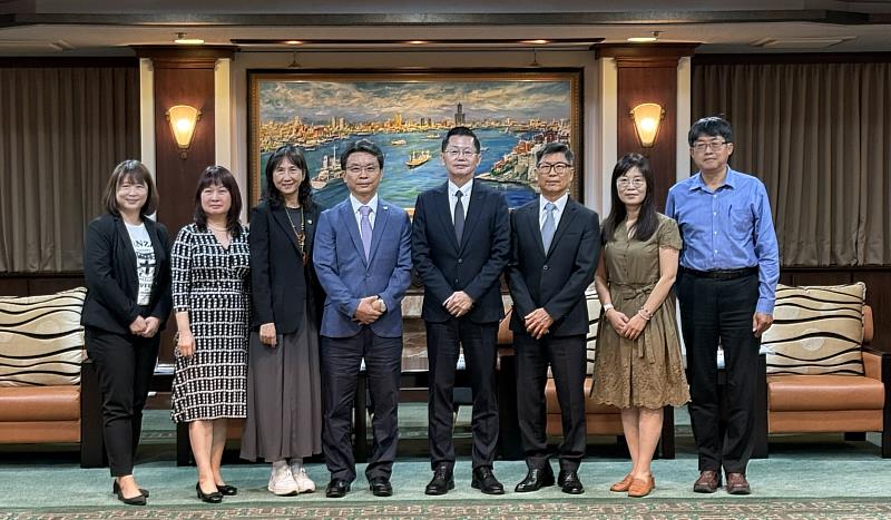 文藻林耀堂副校長（左4）率領團隊陳靜珮主任秘書（左3）、翁一珍國際長（左2）及國際交流組陳琴萍組長（左1）拜會高雄市政府。由高雄市政府郭添貴秘書長（右4）、行政暨國際處張恩成副處長（右3）、教育局歐素雯主任秘書（右2）及研考會郭寶升專門委員（右1）接待。