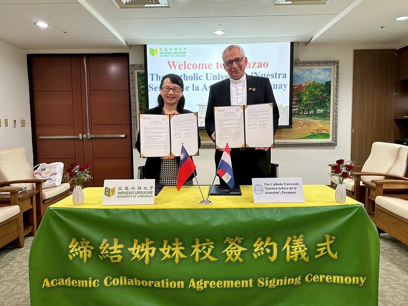 文藻外大莊慧玲校長(左)與巴拉圭天主教大學Cristino Bohnert Bauer校長(右)完成合約簽署。