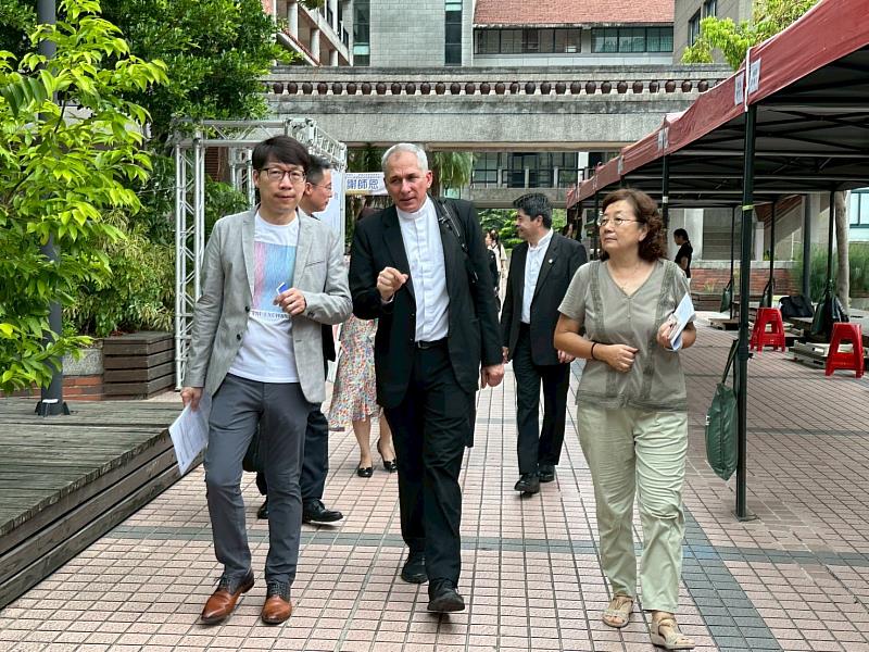 歐亞語文學院林震宇院長（右2）、翁一珍國際長（右3）、西文系孫素靜主任（左2）、國際合作交流教師李宜靜（左1）熱情接待巴拉圭天主教大學Cristino Bohnert Bauer校長（中）與Sergio Ayala Viveros主任秘書（左3）。