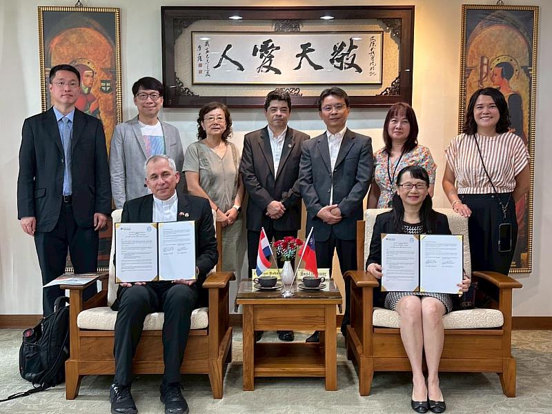 文藻外大與巴拉圭天主教大學締約儀式後，與會人員一起於10年前同樣場景復刻合影留念。