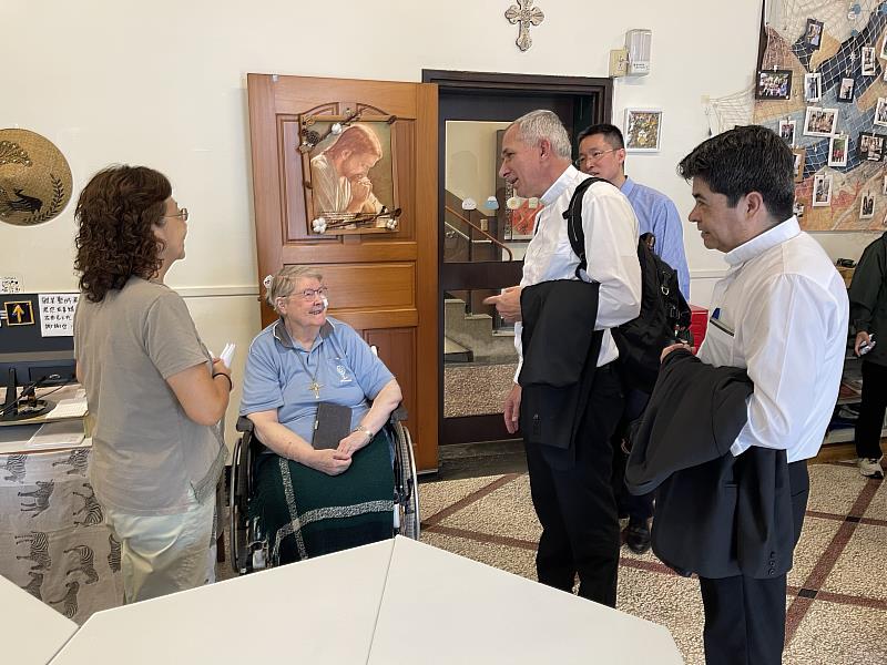 巴拉圭天主教大學團隊參訪安琪小站，巧遇值班中的麥蕾修女（中），場面溫馨。