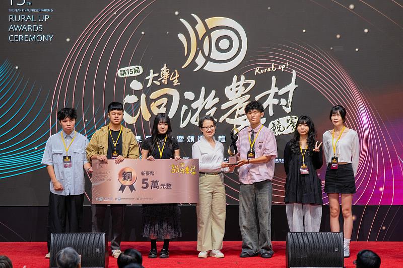 副總統蕭美琴（中）特別肯定朝陽科大工設系及視傳系學生團隊〈戰鬥務農族〉洄游農村競賽USR傑出成果。