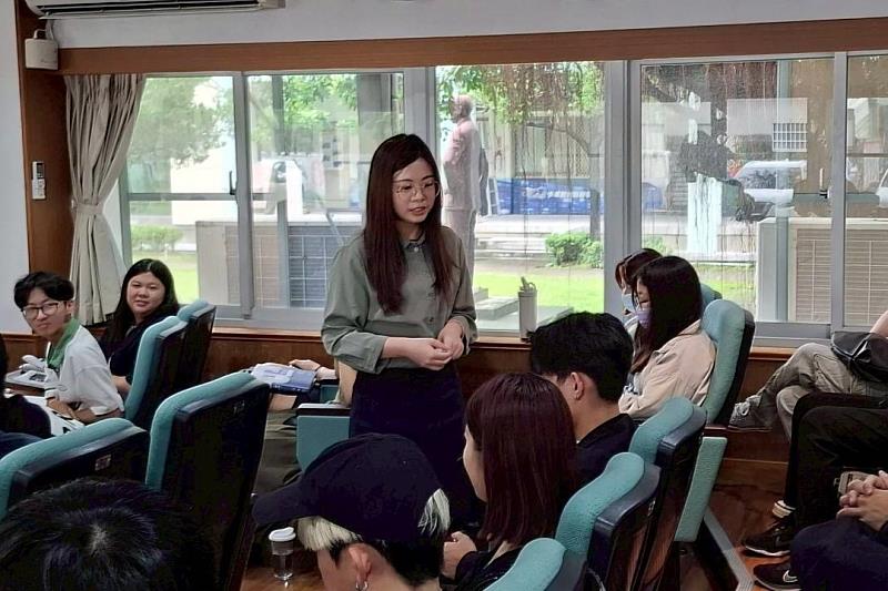 黃郁涵系友在南大經管系演講,勉勵同學勇於嘗試、跨出舒適圈