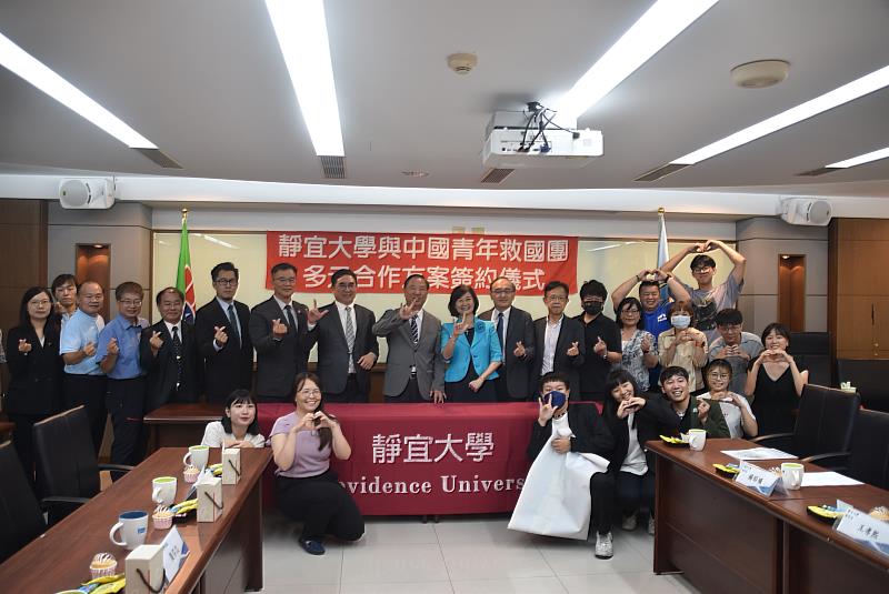 在場與會貴賓及青年學子合影