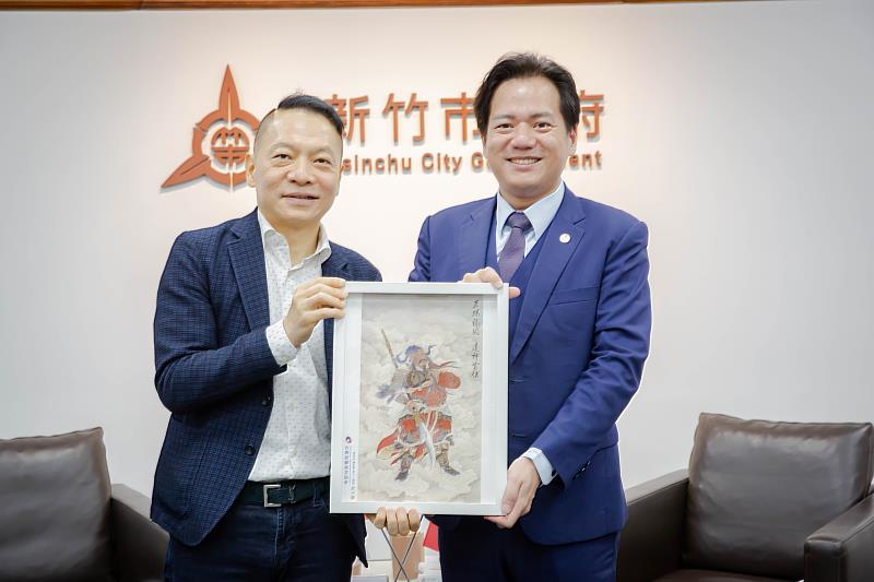 台灣波蘭商業協會理事長趙忠傑致贈收藏品畫作予邱臣遠代理市長