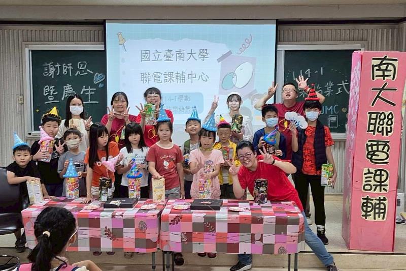 南大課輔行政、教師與志工歡慶7至9月生日,現場洋溢溫馨祝福