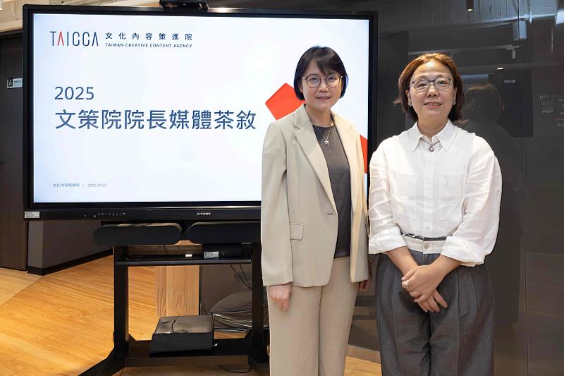 文策院董事長王時思（右）與文策院院長王敏惠。