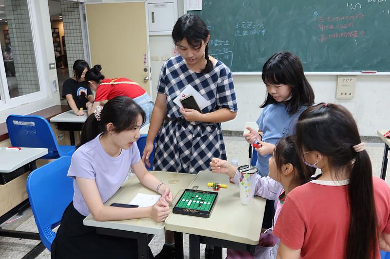 南大課輔志工挑戰「黑白切」關卡，與學生同樂展現默契與笑聲