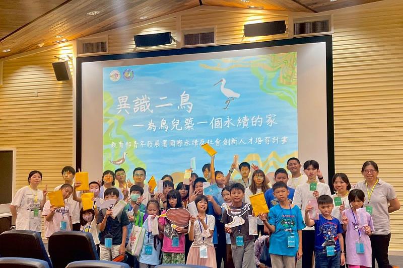 南大文資系舉辦「異識二鳥」營隊，將國際經驗轉化為適合小學生的環境教育課程