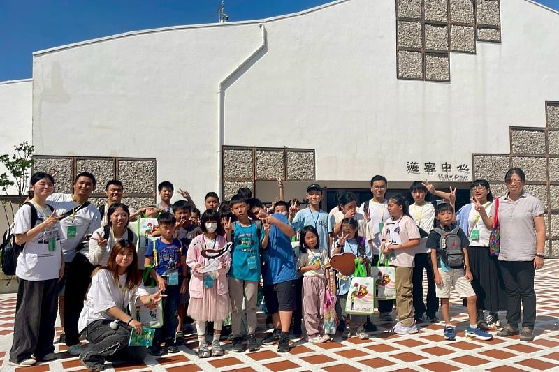 南大文資系師生帶領孩子走進台江國家公園，實地觀察黑面琵鷺等珍稀鳥類