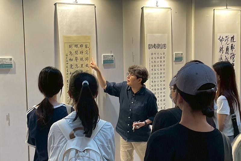 策展人南大莊千慧副教授導覽現場,引領觀眾深入理解詩作意涵