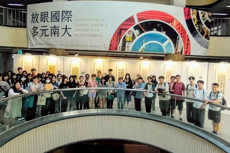 南大展覽現場氛圍熱烈，師生與民眾共享詩書交融的人文感動